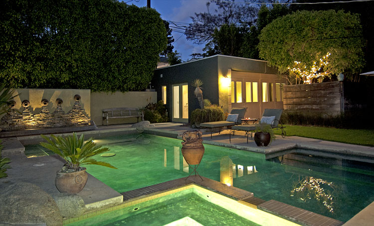 villa avec piscine de nuit